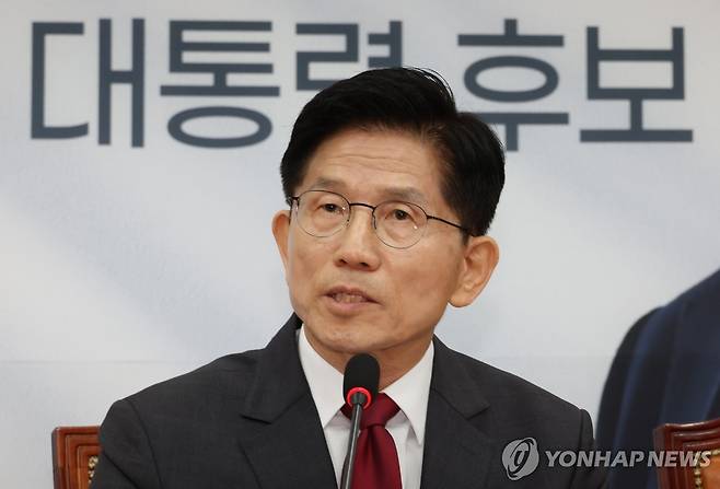 발언하는 김문수 대선 후보 (서울=연합뉴스) 김주형 기자 = 국민의힘 김문수 대선 후보가 15일 서울 여의도 국회에서 열린 중앙선거대책위원회 회의 및 임명장 수여식에서 발언하고 있다. 2025.5.15 kjhpress@yna.co.kr