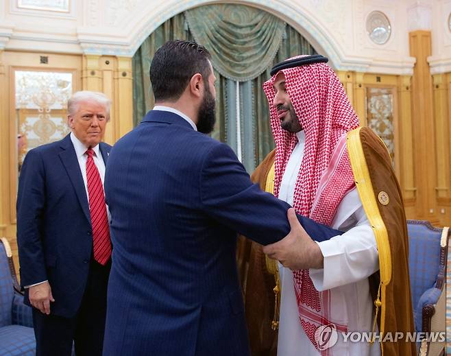 사우디 왕세자와 시리아 대통령과 만난 도널드 트럼프 미국 대통령 (리야드 AFP=연합뉴스) 14일(현지시간) 사우디아라비아 리야드에서 빈살만 왕세자와 아메드 알샤라 시리아 과도정부 대통령과 만난 도널드 트럼프 미국 대통령. [사우디 왕궁 제공. 재판매 및 DB 금지]