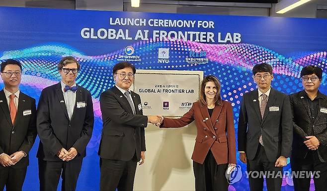 글로벌 AI 프론티어랩 개소식 (서울=연합뉴스) 유상임 과학기술정보통신부 장관이 지난 24일 미국 뉴욕 메트로테크센터에서 열린 글로벌 AI 프론티어랩 개소식에서 기념 촬영하고 있다. 왼쪽부터 홍진배 정보통신기획평가원(IITP) 원장, 얀 르쿤 교수(공동소장), 유상임 장관, 린다 밀스 뉴욕대 총장, 김경만 인공지능기반정책관, 한욱신 포항공대 교수. 2024.9.25 [과학기술정보통신부 제공. 재판매 및 DB 금지] photo@yna.co.kr