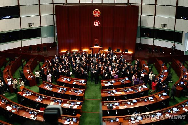 지난해 3월 '홍콩판 국가보안법'을 가결한 뒤의 홍콩 입법회 모습 [EPA=연합뉴스]