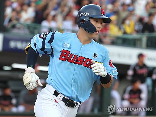 첫 타점 올리는 롯데 고승민 (부산=연합뉴스) 강선배 기자 = 18일 오후 부산 동래구 사직야구장에서 열린 LG 트윈스와 롯데 자이언츠의 경기.
3회 말 2사 주자 1, 2로 상황에서 롯데 고승민이 좌익수 앞 안타로 1타점을 올리고 있다. 2024.9.18 sbkang@yna.co.kr