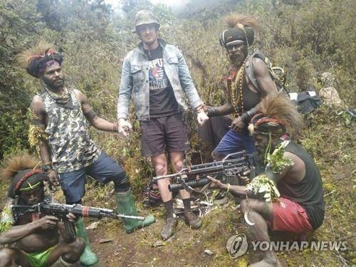 2023년 인도네시아 파푸아 반군에 붙잡힌 뉴질랜드 조종사 뉴질랜드 출신 조종사 필립 메르텐스(가운데)가 파푸아 반군에 붙잡혔을 때의 모습.
[AP 연합뉴스 자료사진. 재판매 및 DB 금지]