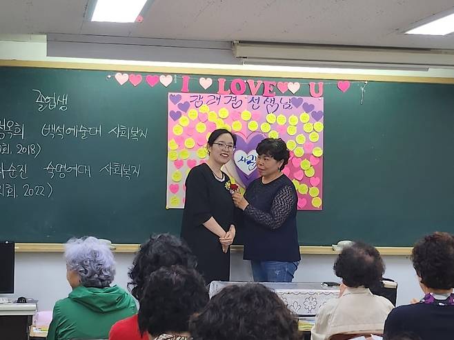 선생님에게 카네이션을 달아주는 일성여고 학생 촬영 이민영