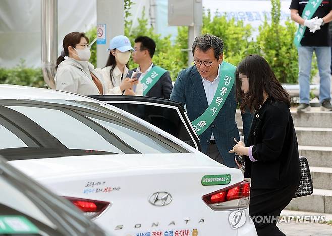 강릉솔향콜택시 홍보 나선 김홍규 강릉시장 (강릉=연합뉴스) 15일 김홍규 강릉시장이 KTX 강릉역에서 대기업의 과도한 콜택시 수수료 부담 대항마로 출시한 강릉지역 통합 택시 호출 서비스인 '강릉솔향콜택시' 홍보에 나서고 있다. 2025.5.15 [강릉시 제공. 재판매 및 DB 금지] yoo21@yna.co.kr