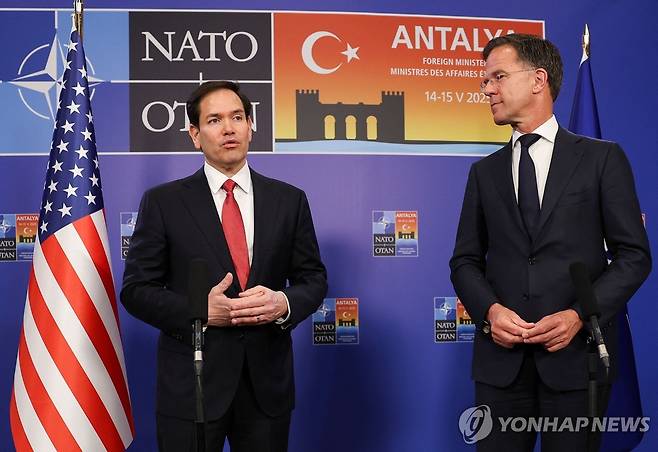 나토 회의 (안탈리아 AFP=연합뉴스) 15일(현지시간) 튀르키예 안탈리아에서 열린 나토 외무장관 회의에서 마코 루비오 미국 국무장관(왼쪽)과 마르크 뤼터 나토 사무총장이 기자회견 중이다. 2025.5.15 photo@yna.co.kr