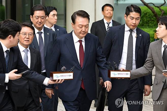 윤석열 전 대통령 (서울=연합뉴스) 윤석열 전 대통령이 지난 12일 서울 서초구 중앙지방법원에서 열린 내란 우두머리 혐의, 직권남용 권리행사방해 혐의 사건 3차 공판을 마친 뒤 법정을 나서고 있다. 2025.5.12 [사진공동취재단] photo@yna.co.kr