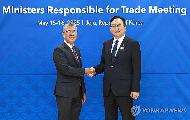 말레이시아 투자통상산업부 장관 만난 정인교 통상교섭본부장 (서울=연합뉴스) 정인교 산업통상자원부 통상교섭본부장이 15일 제주 서귀포시 제주국제컨벤션센터(ICC)에서 열린 '2025 APEC 통상장관회의'에서 틍쿠 자프룰 아지즈 말레이시아 투자통상산업부 장관과 기념 촬영하고 있다. 2025.5.15 [산업통상자원부 제공. 재판매 및 DB 금지] photo@yna.co.kr