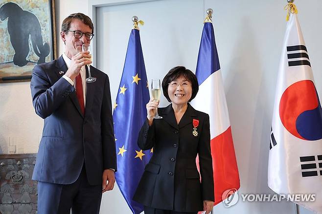 건배하는 최정화 CICI 이사장과 필립 베르투 주한 프랑스 대사 (서울=연합뉴스) 류효림 기자 = 최정화 한국이미지커뮤니케이션연구원 이사장이 15일 서울 서대문구 주한프랑스대사관에서 열린 수훈식에서 필립 베르투 주한 프랑스 대사로부터 '레지옹 도뇌르 오피시에' 훈장을 받은 후 건배하고 있다. 2025.5.15 [공동취재] ryousanta@yna.co.kr