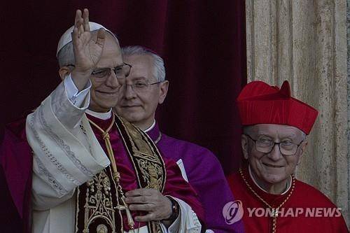 신자들에게 인사하는 교황 레오 14세 [AP 연합뉴스 자료사진. 재판매 및 DB 금지]