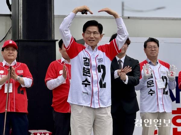 국민의힘 김문수 대선 후보는 16일 오전 9시40분께 수원시 팔달구 지동시장에서 집중유세를 진행했다. 2025.5.16 /한규준기자 kkyu@kyeongin.com