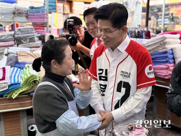 국민의힘 김문수 대선 후보는 16일 오전 9시40분께 수원시 팔달구 지동시장에서 집중유세를 진행했다. 지동시장 상인과 악수하는 김 후보. 2025.5.16 /한규준기자 kkyu@kyeongin.com