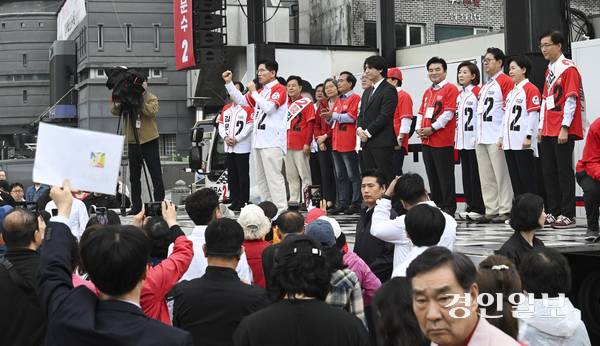 국민의힘 김문수 대선 후보가 16일 오전 수원시 팔달구 지동교에서 집중 유세에 나서 시민들에게 지지를 호소하고 있다. 2025.5.16 /이지훈기자 jhlee@kyeongin.com