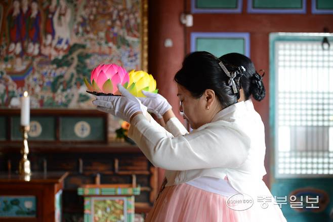 불단을 향한 헌화공양. 주수완
