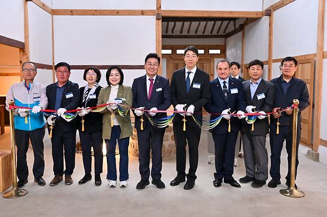 양평 지평양조장이 복합문화공간으로 새롭게 단장해 개장 기념식을 열고 있다. 사진=양평군