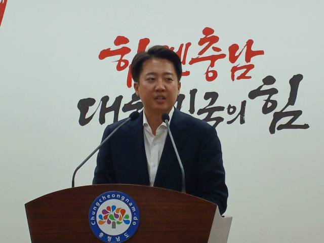 이준석 개혁신당 대선 후보가 16일 충남도청 프레스센터에서 기자간담회를 진행하고 있다. 사진=권혁조 기자.