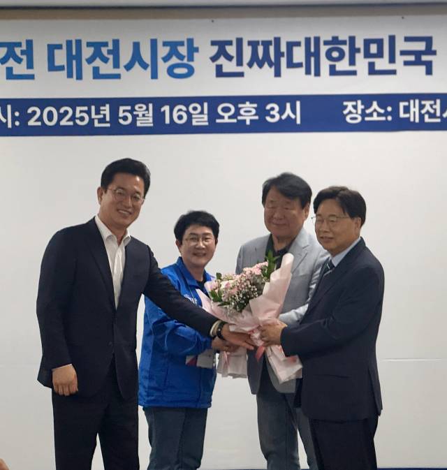 더불어민주당 대전시당은 16일 '진짜 대한민국 선대위 합류'기자회견을 열고 염홍철 전 대전시장의 합류를 공식화했다. 사진=조사무엘 기자.