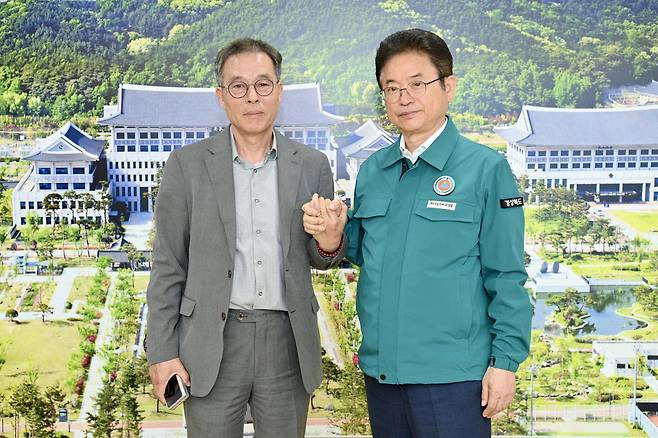 이철우 지사가 ‘경북 RISE센터’가 신임 센터장으로 임명된 박대현 센터장을 임명했다./경북도 제공