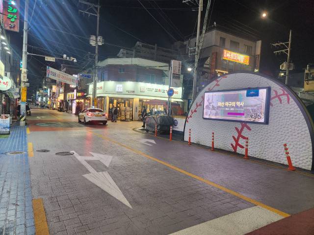 13일 오후 9시 취재진이 경남 창원시 마산합포구 마산 야구의거리를 찾았다. 평소 야구 팬들로 붐비던 모습은 사라지고 인적을 찾아보기 힘들다. 강대한 기자