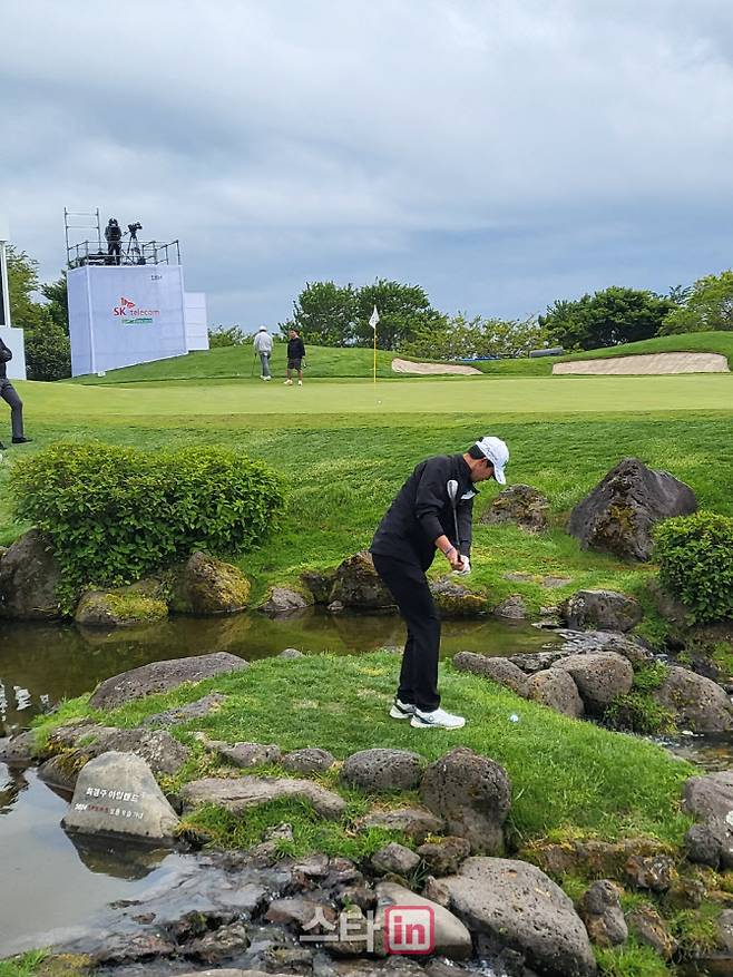 양지호가 14일 제주 핀크스 골프클럽 18번홀 그린 앞에 있는 ‘최경주 아일랜드’에 올라 ‘완도샷’을 해보고 있다. (사진=주영로 기자)