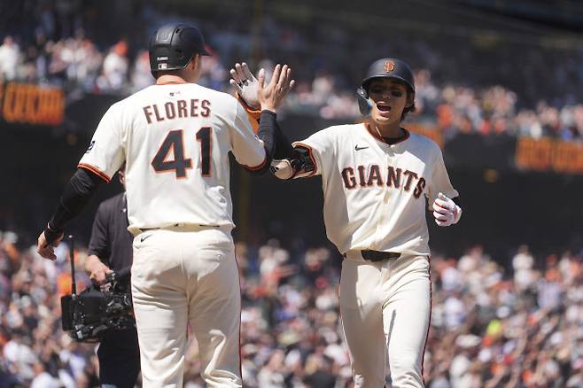 샌프란시스코 자이언츠 이정후가 두 경기 연속 홈런을 때린 뒤 팀동료와 하이파이브를 나누고 있다. 사진=AP PHOTO
