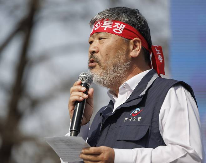 김동명 한국노총 위원장이 지난 3월 26일 서울 종로구 동십자각 앞에서 열린 윤석열 대통령 탄핵 촉구를 위한 한국노총 전국단위노조대표자 및 간부 결의대회에 참석해 발언하고 있다.(사진=연합뉴스)