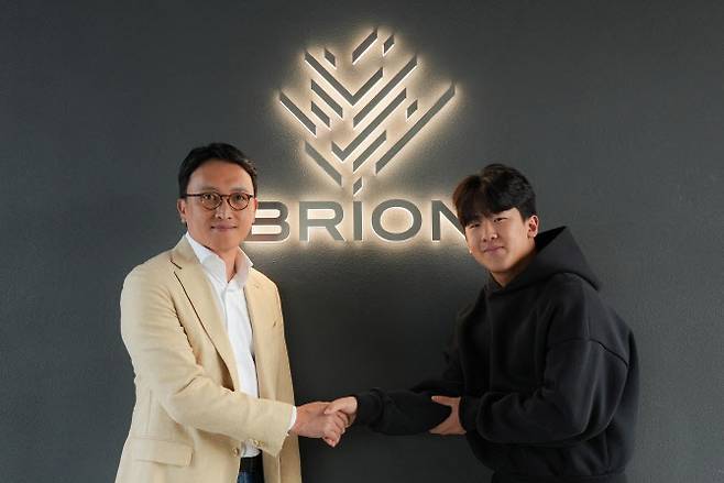 ‘스노보드 천재’ 이채운(오른쪽)이 브리온컴퍼니와 매니지먼트 계약을 맺은 뒤 임우택 대표와 기념촬영을 하고 있다. 사진=브리온컴퍼니