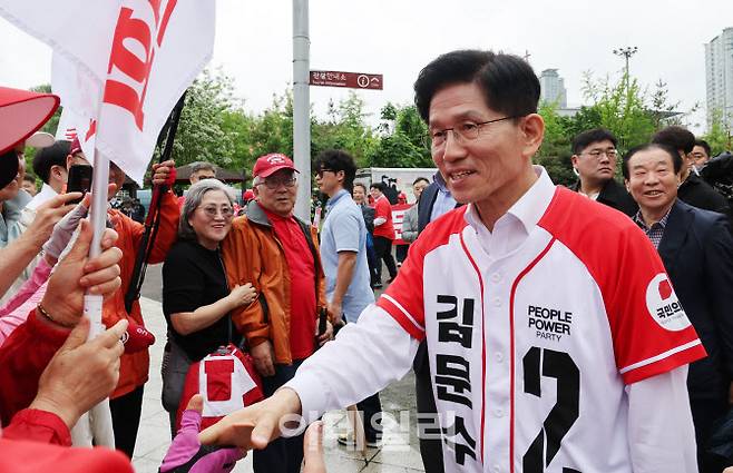 [이데일리 이영훈 기자] 김문수 국민의힘 대통령 후보가 16일 오전 경기도 동탄시 센트럴파크에서 시민들과 악수를 하고 있다.