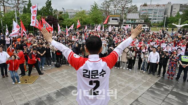 [이데일리 이영훈 기자] 김문수 국민의힘 대선 후보가 16일 경기 화성시 동탄센트럴파크에서 열린 집중 유세에서 무대에 올라 지지를 호소하고 있다.