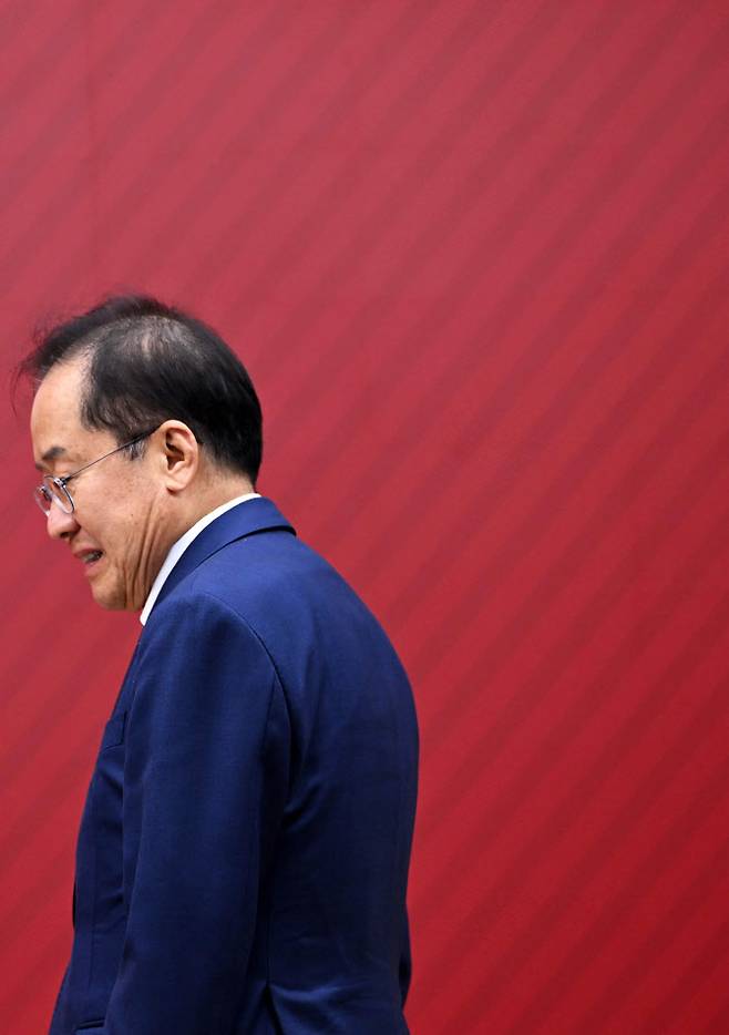 지난달 29일 서울 여의도 국민의힘 당사에서 열린 제21대 대통령 후보자 국민의힘 3차 경선 진출자 발표 행사에서 경선에 탈락 후 정계은퇴 의사를 밝힌 홍준표 후보가 발표장에서 나가고 있다. (사진 = 국회사진기자단)