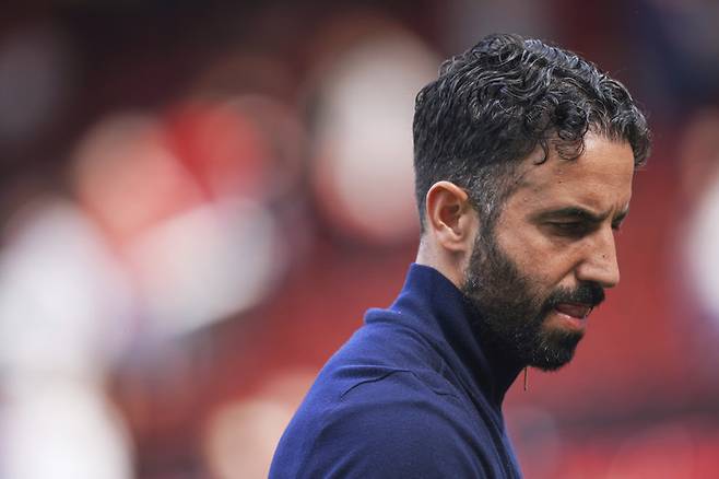 2025년 5월 11일(현지시간), 잉글랜드 맨체스터 올드 트래포드에서 열린 프리미어리그 맨체스터 유나이티드와 웨스트햄의 경기가 종료된 뒤 그라운드를 걷는 맨체스터 유나이티드의 루벤 아모림 감독.