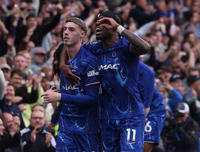 2025년 5월 4일(현지시간), 영국 런던에서 열린 프리미어리그 첼시 FC와 리버풀 FC의 경기에서 팀의 세 번째 골을 넣은 뒤 동료들과 함께 환호하는 첼시의 콜 파머(왼쪽).