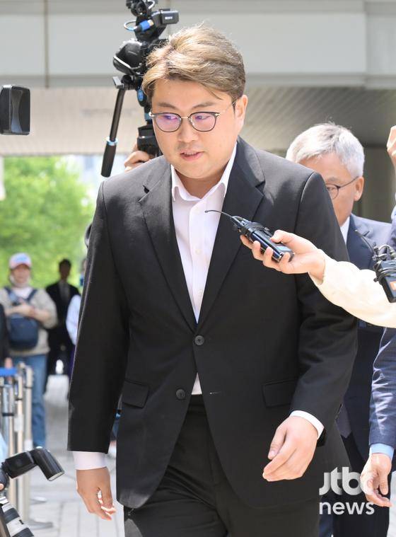음주 운전 사고를 낸 뒤 도망친 가수 김호중이 24일 오전 구속 전 피의자 심문(영장실질심사)를 위해 서울 서초구 서울중앙지법에 출석하고 있다. 김현우 엔터뉴스팀 기자 kim.hyunwoo3@jtbc.co.kr (콘텐트비즈니스본부)