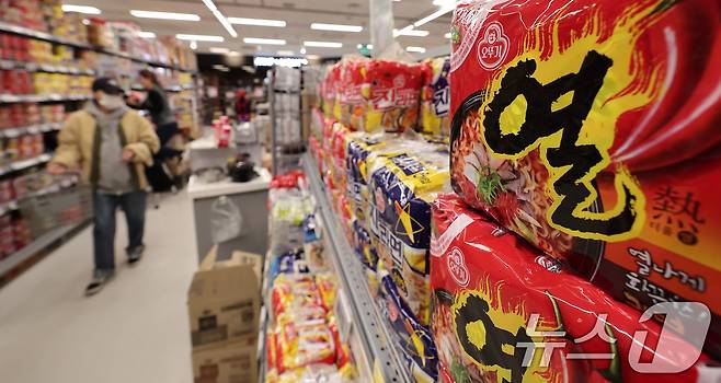 서울 시내 한 대형마트에 오뚜기 라면이 진열돼 있다. 2025.3.24/뉴스1 ⓒ News1 김성진 기자