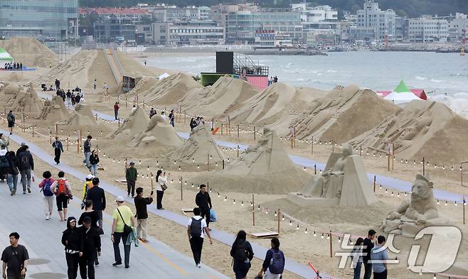 15일 오후 부산 해운대해수욕장을 찾은 시민, 관광객들이 다양한 모래조각 작품을 구경하고 있다. 해운대해수욕장에는 오는 16일부터 19일까지 '모래로 만나는 K-컬처' 를 주제로 '2025 해운대 모래축제'가 개최된다. 올해로 20주년을 맞은 해운대 모래축제에는 미국·캐나다·중국·러시아 등 14명의 해외 모래 작가가 총 20여 개의 작품을 선보인다. 2025.5.15/뉴스1 ⓒ News1 윤일지 기자