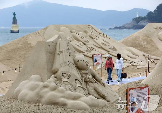 15일 오후 부산 해운대해수욕장을 찾은 시민, 관광객들이 다양한 모래조각 작품을 구경하고 있다. 2025.5.15/뉴스1 ⓒ News1 윤일지 기자