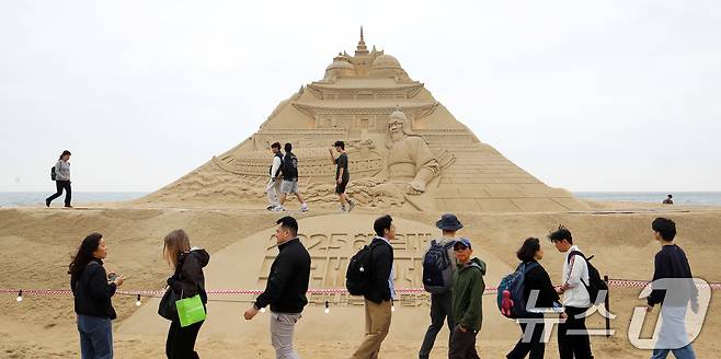 15일 오후 부산 해운대해수욕장을 찾은 시민, 관광객들이 다양한 모래조각 작품을 구경하고 있다. 2025.5.15/뉴스1 ⓒ News1 윤일지 기자
