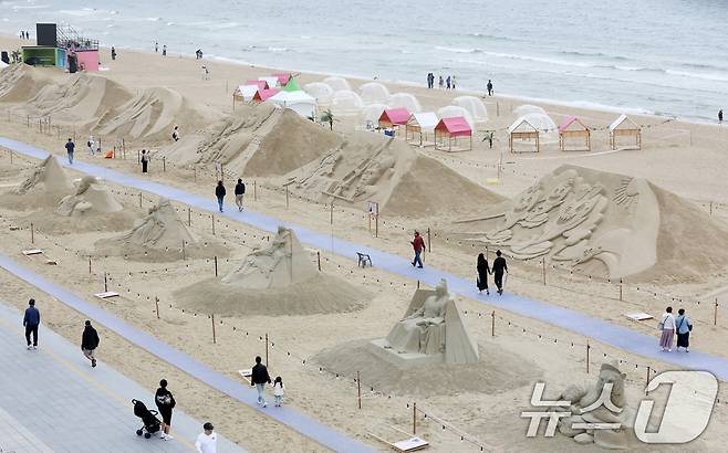 15일 오후 부산 해운대해수욕장을 찾은 시민, 관광객들이 다양한 모래조각 작품을 구경하고 있다. ⓒ News1 윤일지 기자