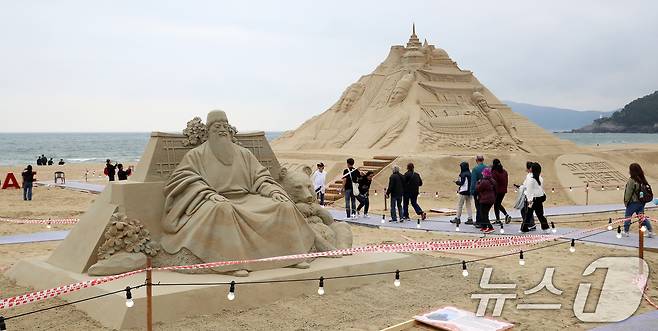 15일 오후 부산 해운대해수욕장을 찾은 시민, 관광객들이 다양한 모래조각 작품을 구경하고 있다. 2025.5.15/뉴스1 ⓒ News1 윤일지 기자