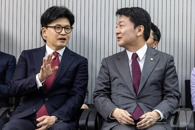 제21대 대통령후보자 국민의힘 3차 경선 진출자를 발표하는 지난 4월 29일 오후 서울 여의도 국민의힘 중앙당사에서 한동훈, 안철수 후보가 대화하고 있다. 2025.4.29/뉴스1 ⓒ News1 국회사진취재단