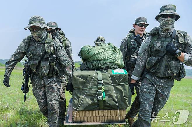 목표지점에 정확히 투하된 재보급 물자를 아군부대가 회수하고 있는 모습. 지상군구성군사령부는 지난 9일부터 16일까지 한미 양국군 장병 200여 명이 참여한 '2025년 전반기 연합합동 공중재보급 훈련'을 실시했다. (육군 제공)