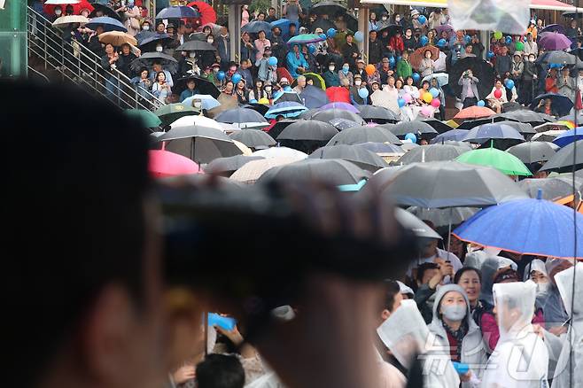 15일 오후 전남 여수시 이순신 광장에서 우산과 우비를 쓴 시민들이  대통령 후보의 연설을 지켜보고 있다. (공동취재) 2025.5.15/뉴스1 ⓒ News1 안은나 기자