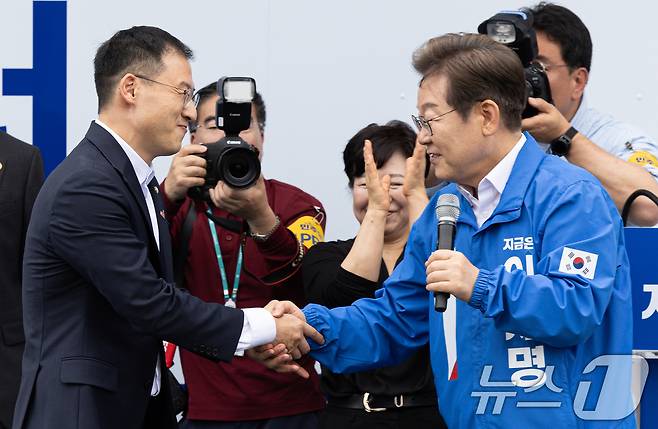 이재명 더불어민주당 대통령 후보가 16일 오전 전북 익산시 익산역 동부광장에서 김상욱 무소속 의원이 악수를 나누고 있다. 2025.5.16/뉴스1 ⓒ News1 이재명 기자