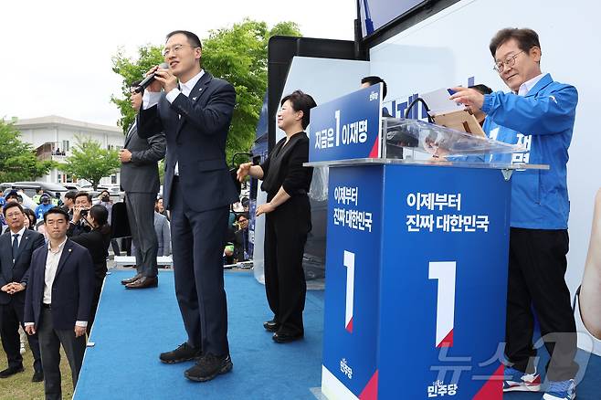 무소속 김상욱 의원이 16일 오전 전북 익산시 익산역 동부광장에서 열린 이재명 더불어민주당 대통령 후보 유세장을 찾아 발언을 하고 있다. (공동취재) 2025.5.16/뉴스1 ⓒ News1 이재명 기자