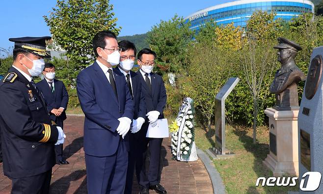 김영록 전라남도지사가 9일 오전 故 안병하 치안감 33주기를 맞아 무안군 삼향읍 전남지방경찰청 앞 안병하공원에 있는 흉상을 참배한 뒤 공원을 둘러보고 있다. (전남도 제공. 재판매 및 DB금지) 2021.10.9/뉴스1DB