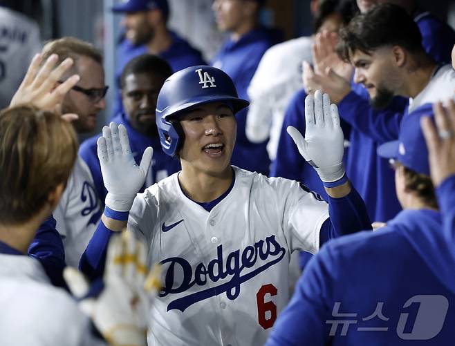 LA 다저스 김혜성이 동료들과 기쁨을 나누고 있다. ⓒ AFP=뉴스1