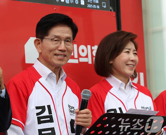 나경원 국민의힘 의원이 16일 오전 경기 화성시 동탄역에서 열린 김문수 국민의힘 대통령 후보의 유세에 참석해 있다. 2025.5.16/뉴스1 ⓒ News1 김영운 기자