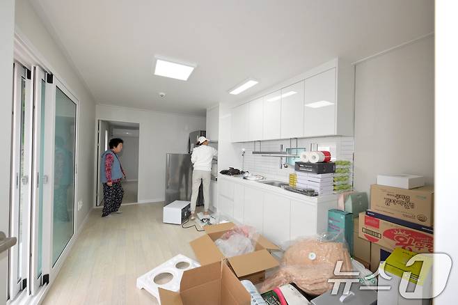 16일 경북 영덕군 영덕읍 화수리 산불피해이재민들이 임시 조립식 주택으로 거처를 옮기고 있다. 영덕군은 화수리를 시작으로 900여 동의 조립식 주택을 순차적으로 공급한다는 계획이다. 2025.5.16/뉴스1 ⓒ News1 최창호 기자