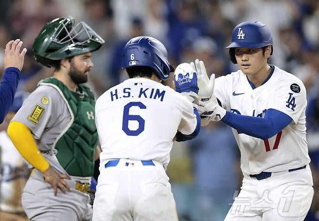 다저스 오타니(오른쪽)가 16일(한국시간) 애슬레틱스전에서 홈런을 친 뒤 김혜성과 세리머니를 하고 있다. ⓒ AFP=뉴스1