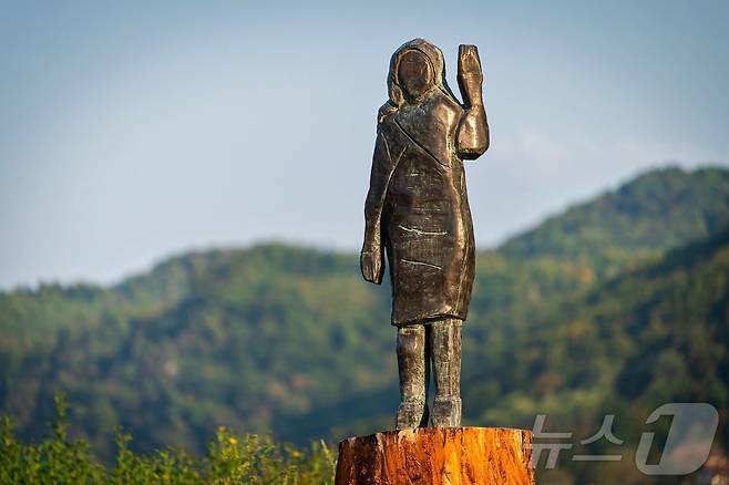 목재로 만들었던 멜라니아 트럼프 상이 불탄 후 만든 복제 청동상. 2020년 9월15일 찍은 사진이다. 2020.09.15. ⓒ AFP=뉴스1