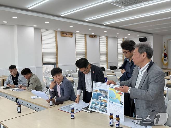 울산시의회 공진혁 의원이 16일 오전 울주군 서생면 나사리 일원을 방문해 해양관광과 해녀문화의 지속 가능한 연계를 통한 어촌 활성화 방안을 논의하고 있다. (울산시의회 제공. 재판매 및 DB 금지) /뉴스1